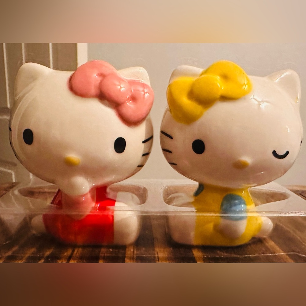 NEW Hello Kitty Salt and Pepper Shaker